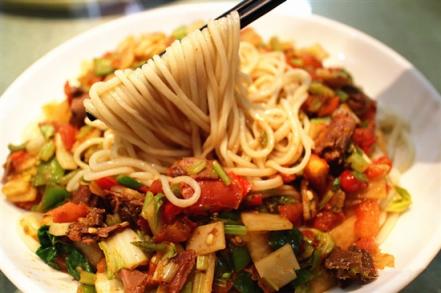 传统的恰玛古拌面中加入了鸽子肉,当拉条子上挂满了浓浓的汤汁,一筷子