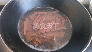 白菜炒猪血正宗做法（无腥味大白菜炒血豆腐的烹饪技巧）