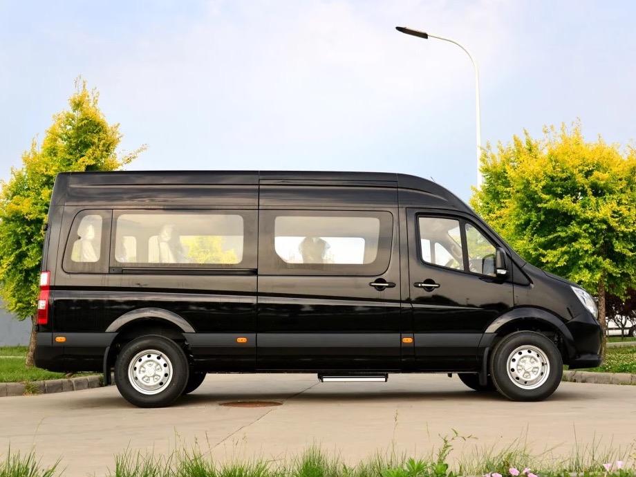 且利于操作;上深下浅的内饰配色也非常符合公务用车简约平凡的需要