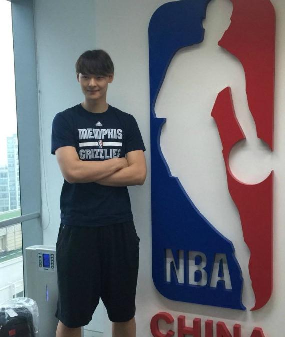 华裔nba球员有哪些(盘点中国的9大NBA球员！宋涛开天辟地，姚明最伟大！)