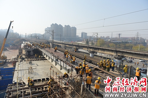 郑州陇海铁路线一座百年大桥“换骨” 场面震撼