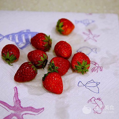 草莓棒棒糖图片（大小朋友都喜欢的草莓棒棒糖做法）