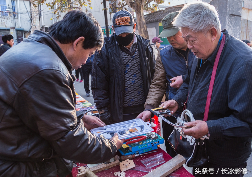 几千颗钢钉钉入4毫米厚铁管 小贩卖力展示终有人买他的工具