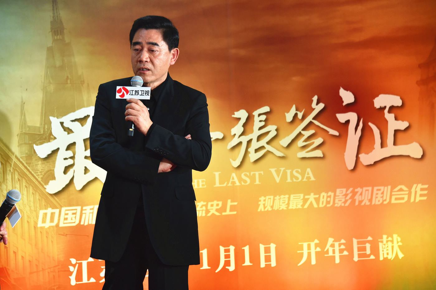《最后的签证》目击了中捷合作新老视帝王雷陈宝国首次在台上演戏。