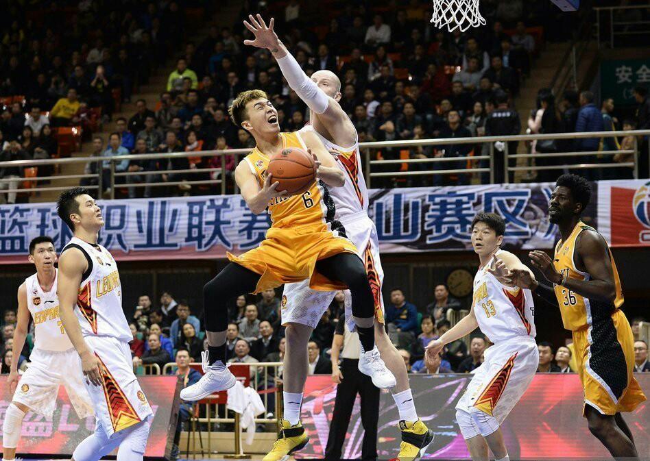 2017cba为什么停(怪！比赛还剩4.3秒，深圳队领先9分竟然还叫暂停？)