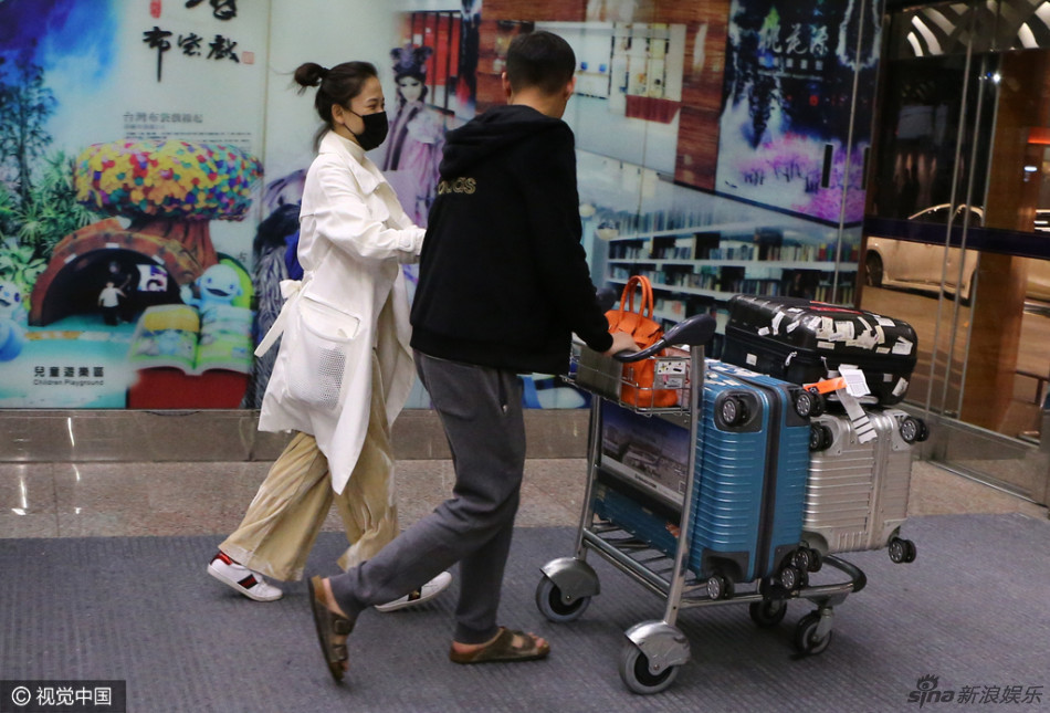 不是王凯？陈乔恩搂神秘男子举止亲密、丝毫不避讳关系不一般