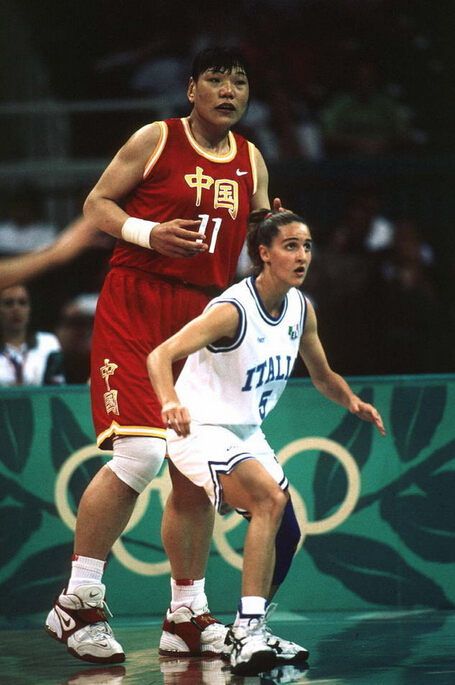 中国残奥会女篮11号球迷(中国女篮第一人，身披11号，魔术师约翰逊赞她，奥尼尔崇拜她！)