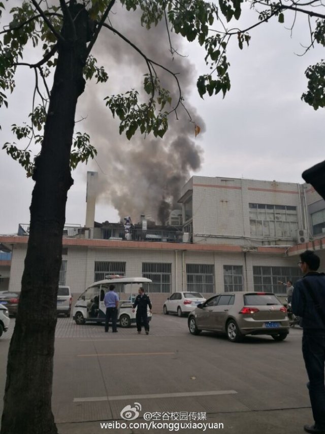 大学食堂起火 淡定学生坐着玩手机