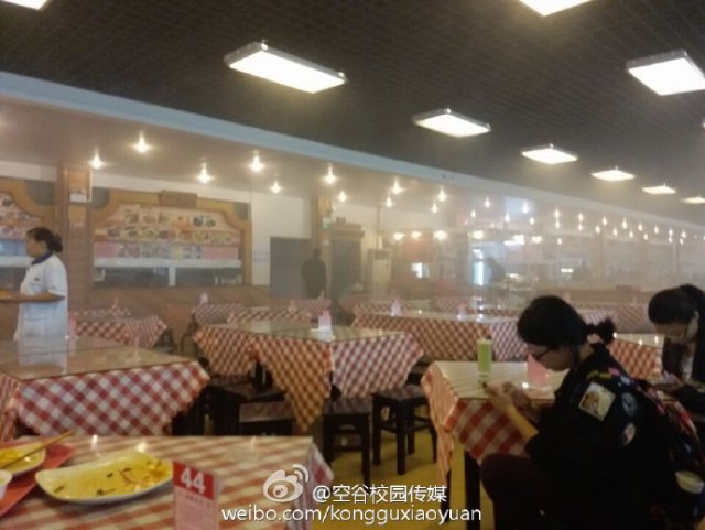 大学食堂起火 淡定学生坐着玩手机