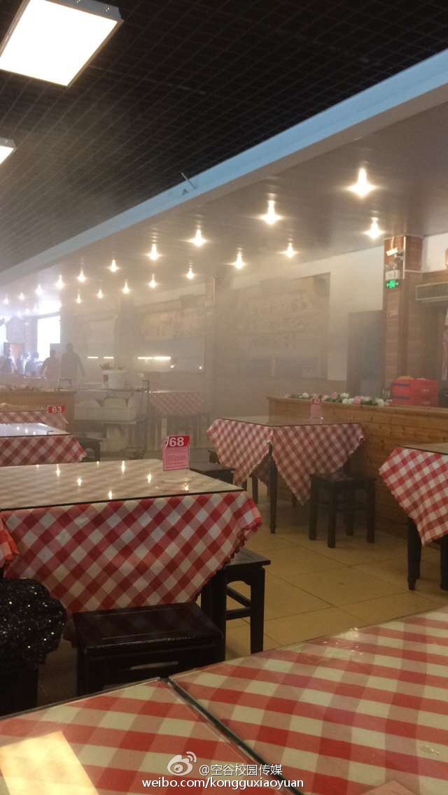 大学食堂起火 淡定学生坐着玩手机