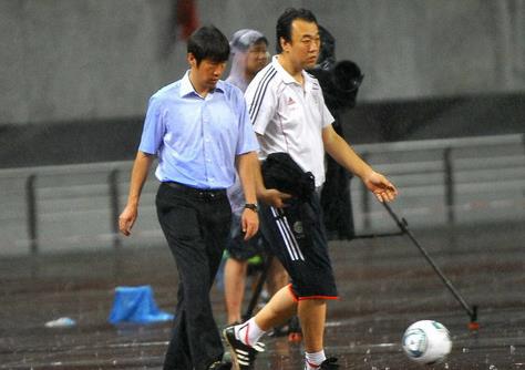 国足韩日世界杯谢幕战(回顾高洪波首次执教国足谢幕战，进球功臣后来因为615被惨骂！)