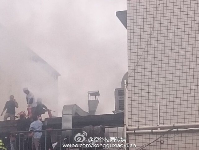 大学食堂起火 淡定学生坐着玩手机