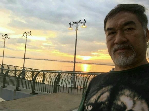 他打了一个英雄来玩轻微的英雄，并让他保持李爱仁。