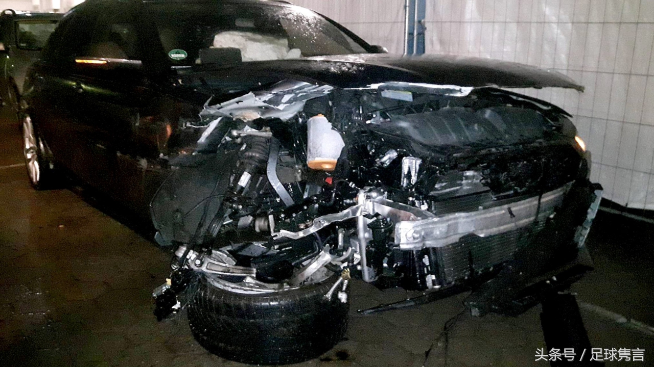 凌晨四点奥迪A7遭遇车祸，司机受伤严重需紧急送医治疗