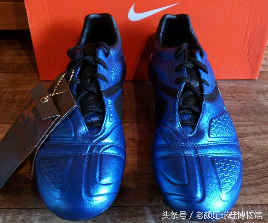 耐克2010世界杯纪念鞋(足球鞋历史上最成功的偷袭，nike ctr让阿迪达斯欲哭无泪)