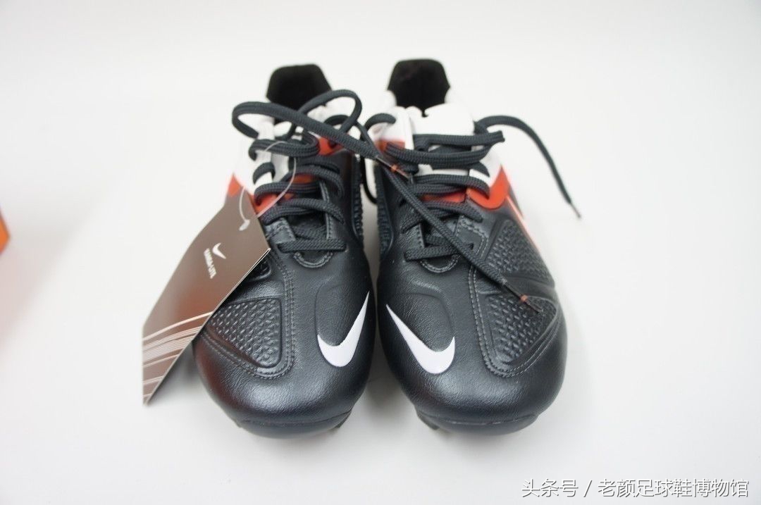 耐克2010世界杯纪念鞋(足球鞋历史上最成功的偷袭，nike ctr让阿迪达斯欲哭无泪)