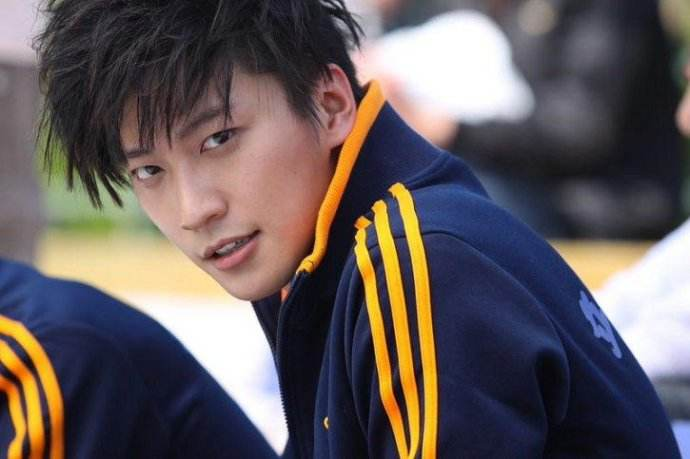 想起了09年在电视上追这部剧的时候,当时对乔任梁印象深刻,这部剧里面