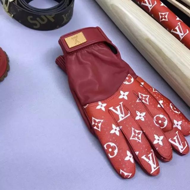 lv x supreme重磅聯名,奢侈品,潮流界真在一起了!