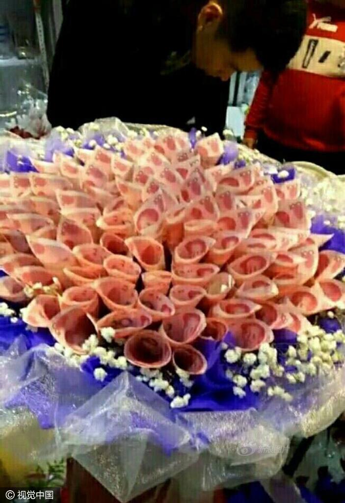 东盛大街与吉林大路交会处的一个花店,从包里拿出了一万元钱交给店主