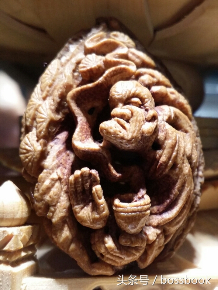 厉害了word哥，他用核桃雕出了西游记、十八罗汉屡获大奖