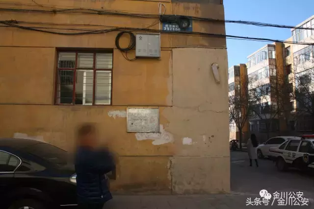 偷车贼偷车套假牌，结果却把自己套了