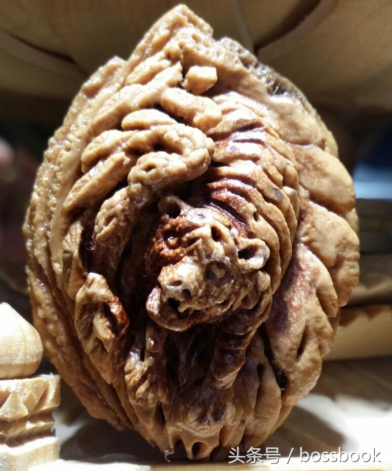 厉害了word哥，他用核桃雕出了西游记、十八罗汉屡获大奖