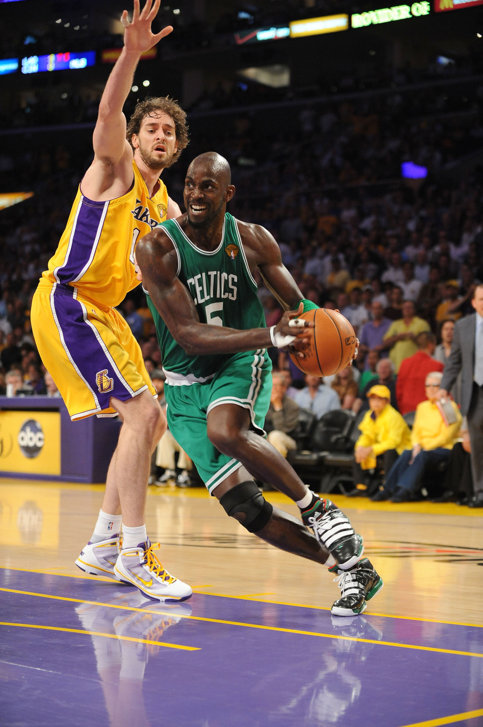 大前锋凯文.加内特(图解|凯文·加内特生涯回顾:十年踪迹十年心)