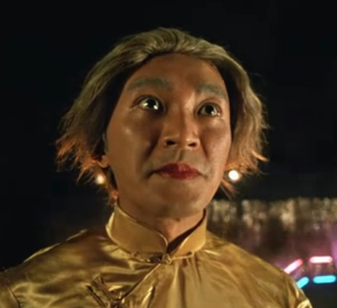 星爷在"百变星君"里不但衣着,发型,神态维妙维肖,连黄老太夸张的前