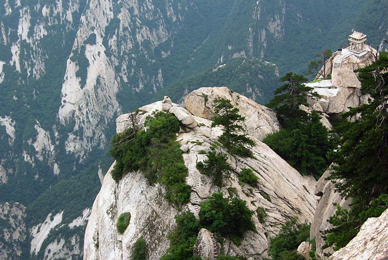 中华十大名山，中国五岳之一，被誉为“奇险天下第一山”