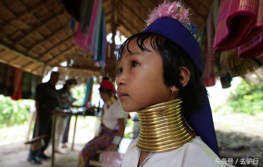 泰国大山深处神秘长颈族：10岁开始脖子套1公斤铜环 一岁一圈