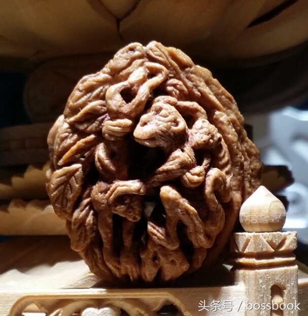 厉害了word哥，他用核桃雕出了西游记、十八罗汉屡获大奖