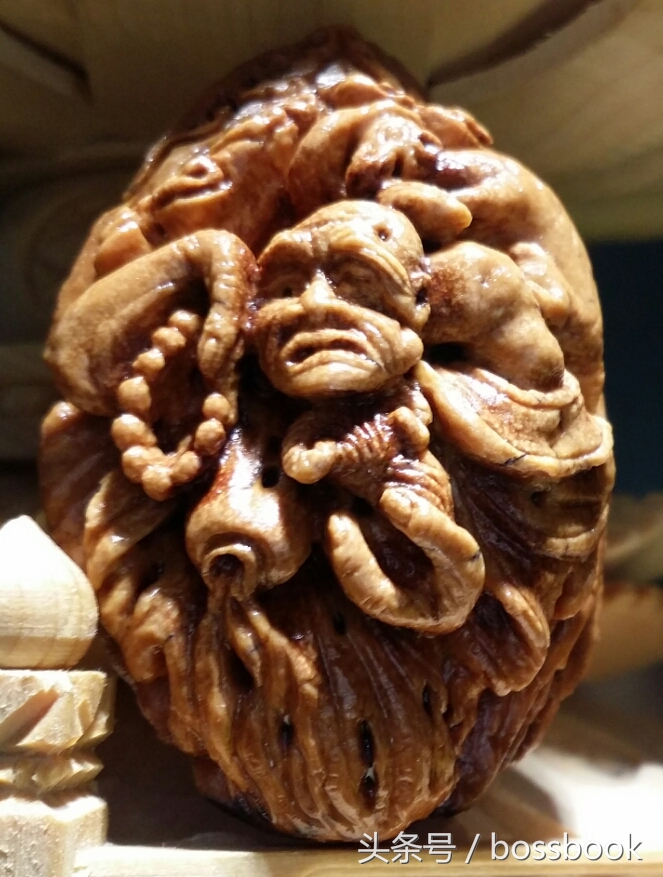 厉害了word哥，他用核桃雕出了西游记、十八罗汉屡获大奖