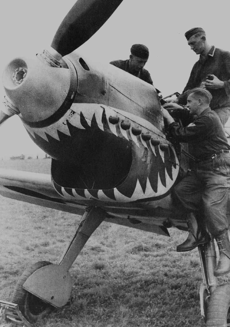 德国人可能是在二战中第一个使用鲨鱼嘴的,这架梅塞施密特bf 110e战斗