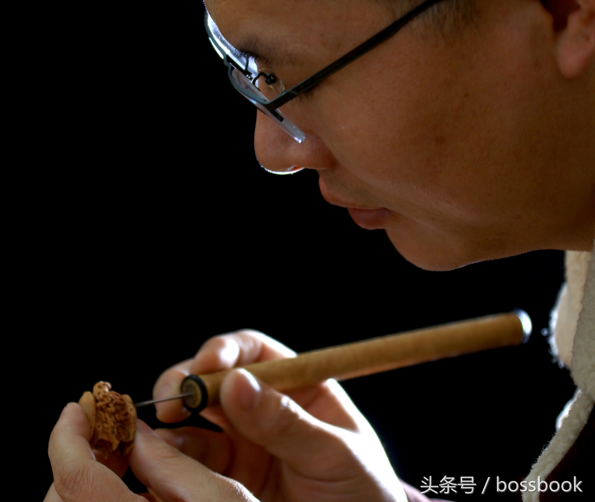 厉害了word哥，他用核桃雕出了西游记、十八罗汉屡获大奖