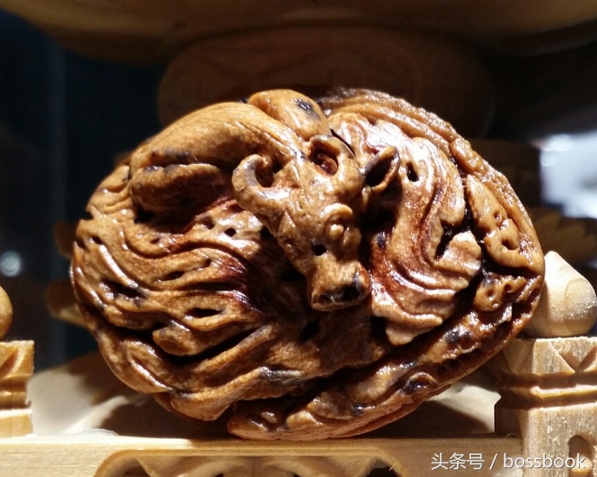 厉害了word哥，他用核桃雕出了西游记、十八罗汉屡获大奖