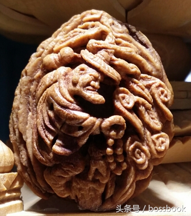 厉害了word哥，他用核桃雕出了西游记、十八罗汉屡获大奖