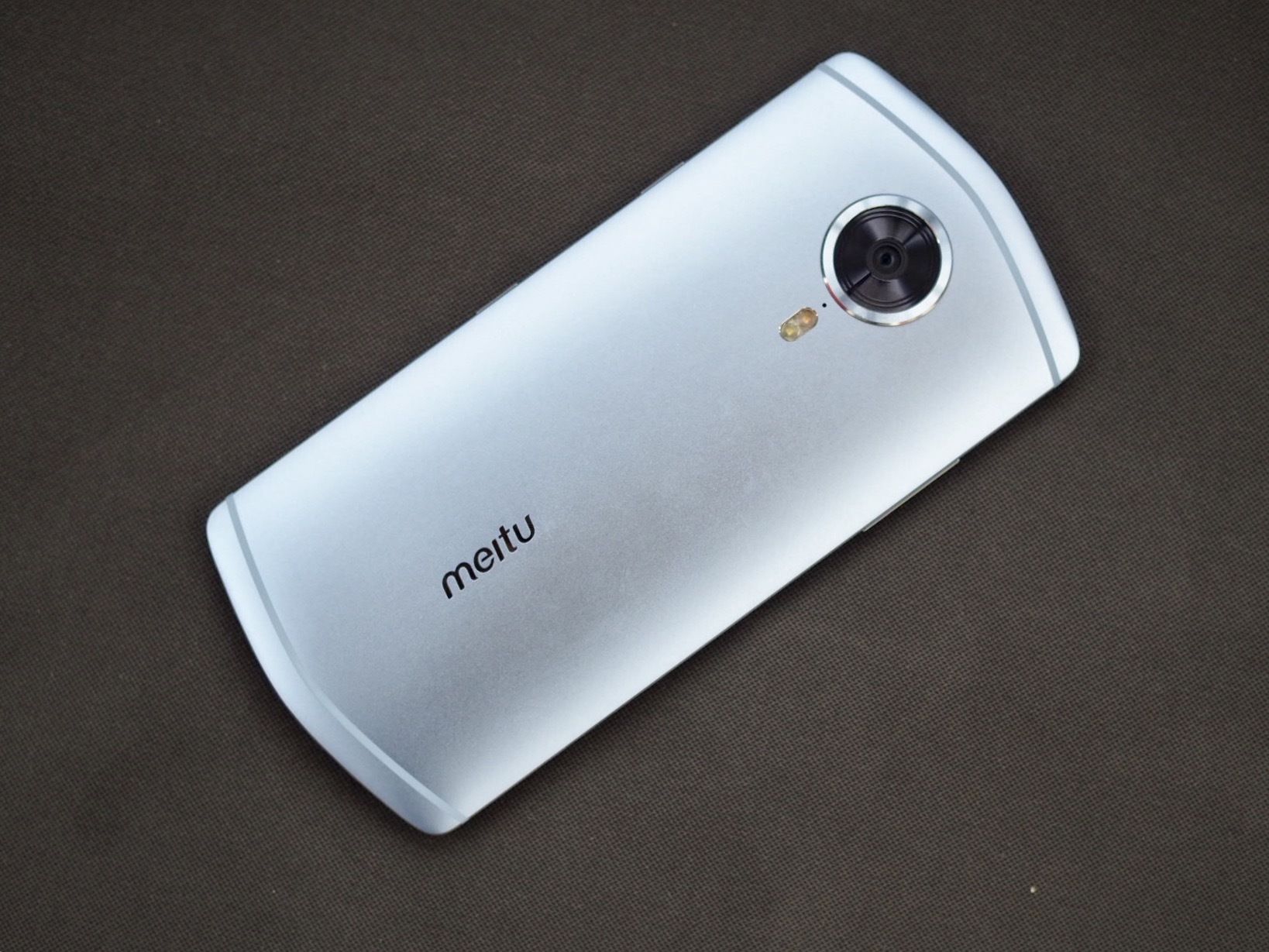 在美图 m6 的体验中,我们提到过,抛开对美图手机