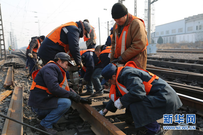 秦皇岛西工务段对管内线路设备进行综合整治