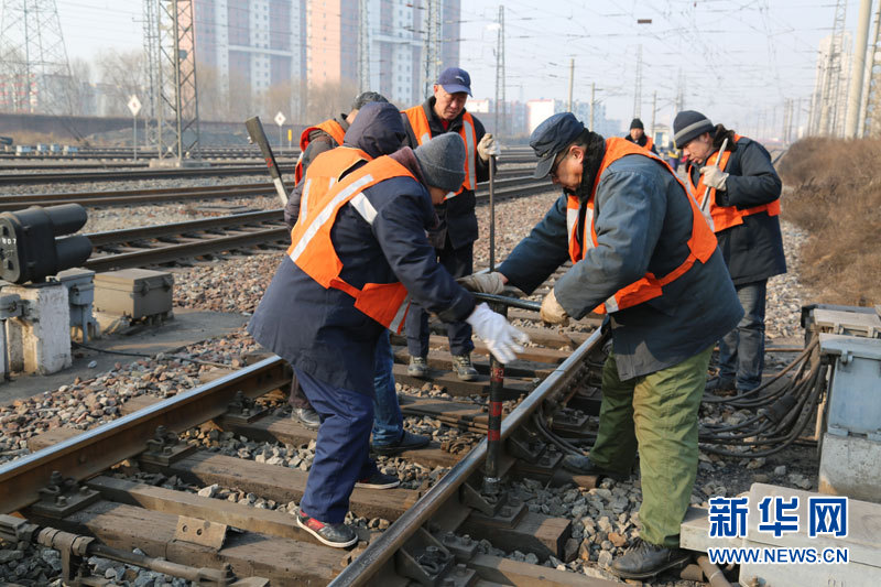 秦皇岛西工务段对管内线路设备进行综合整治