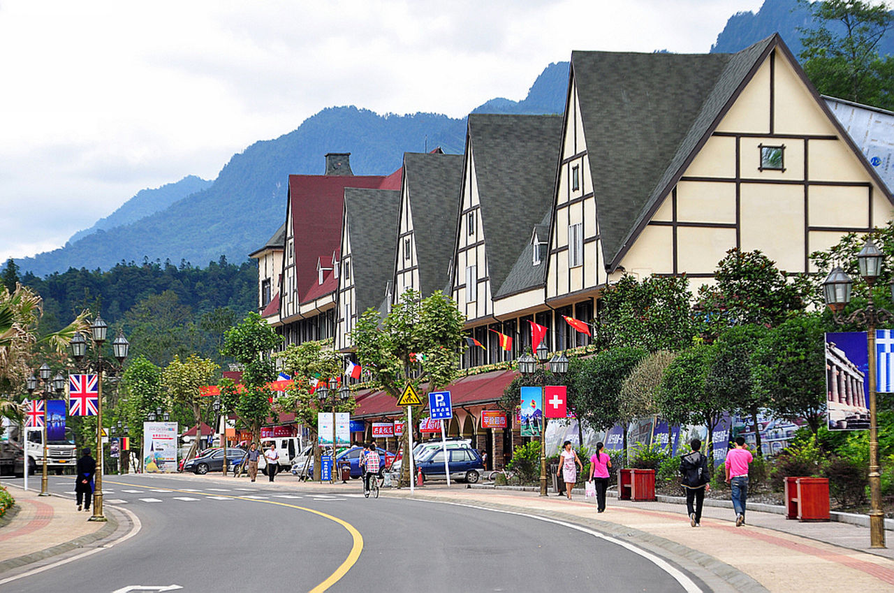 价格相对便宜;值得推荐的是,去往西岭雪山的路上会经过花水湾度假小镇