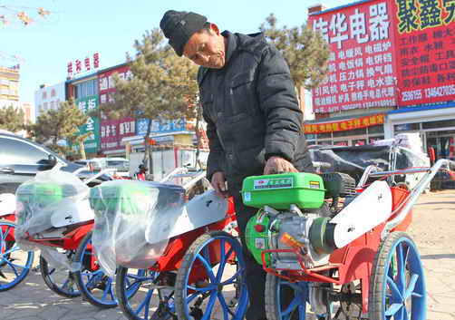 朝陽(yáng)：選購(gòu)農(nóng)機(jī)備春耕