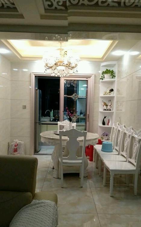 当初为环保新房全屋贴墙砖,想不到住了几年房子还像新的!