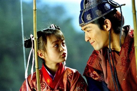 赵梓存在演艺圈非~常低调,不太能找到照片,所谓的近照可能也已经隔了