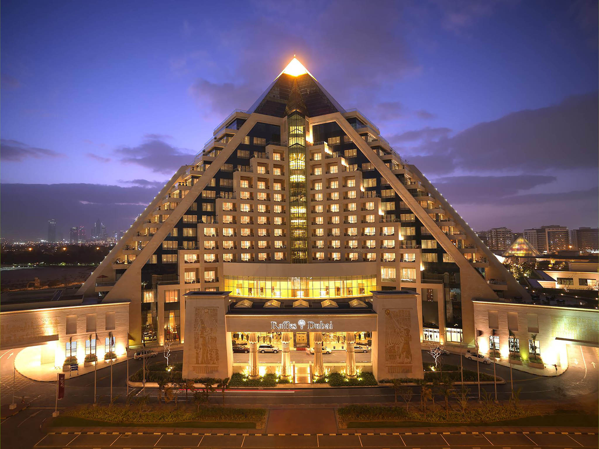 在迪拜,各种规格的酒店房间都可以订上.