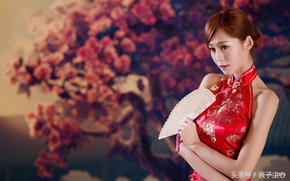 这首诗是借闺妇抒写春怨,期望早日了结战事,征夫能功成名遂.