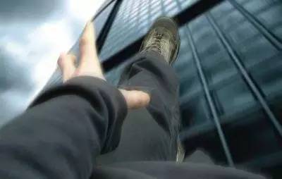 梦到自己从高空坠落?有凶兆!