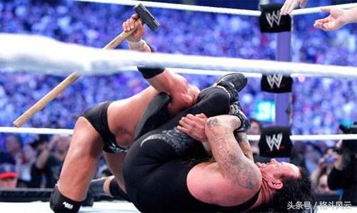 巨人卡里vs大布(盘点WWE锁技，送葬者将对手锁吐血，布洛克莱斯纳锁断对手手臂)