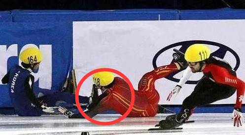 索契冬奥会短道速滑回放(韩国短道速滑队疯起来连自己都打，真担心明年冬奥会中国队的安危……)