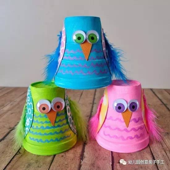 水彩笔,白乳胶,彩色折纸,手工眼睛,橙色卡纸,羽毛【制作步骤】1