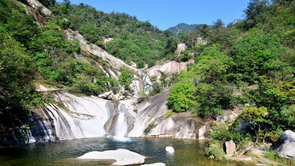 河南省首家标准化示范景区位于河南省伏牛山脉腹地南阳市的西峡县双龙